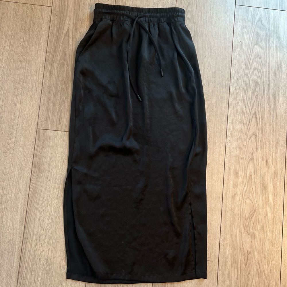 Lulu lemon silk skirt with pockets never worn!